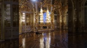 За пять минут до начала концерта...
Тронный зал Екатериненского Дворца в Царском селе.
