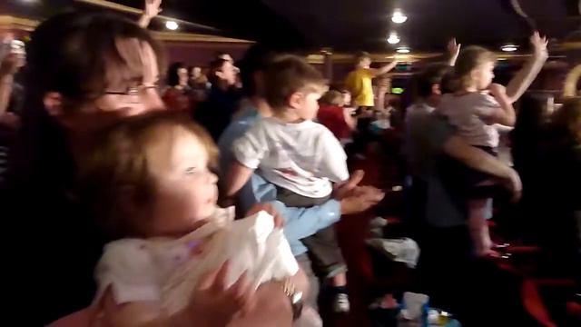 Seren waving at The Wiggles, Palace Theatre, Manchester смотреть онлайн