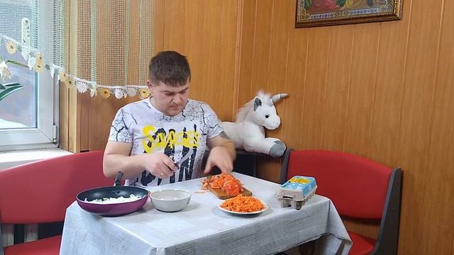 ГОТОВИМ С ЛЮБОВЬЮ мукбанг Яичница с беконом на кухне,хочу пожрать приготовленных блюд