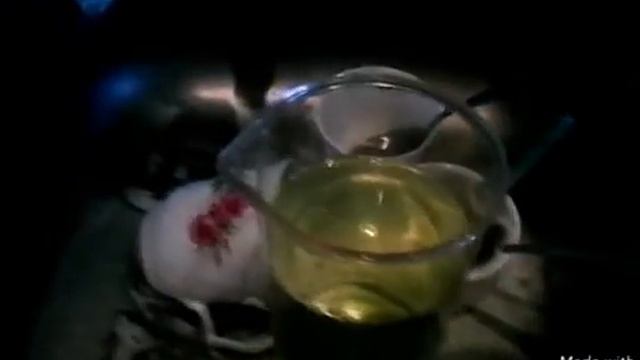 Бурная реакция кипятка с пищевой содой и средством для мытья посуды. смотреть онлайн