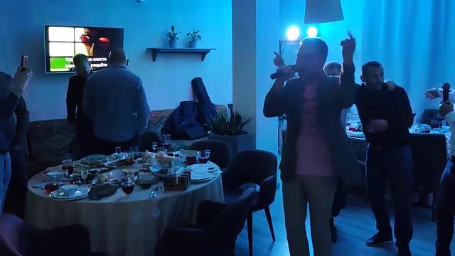 Внук спел для бабушки Щемит в душе тоска смотреть онлайн