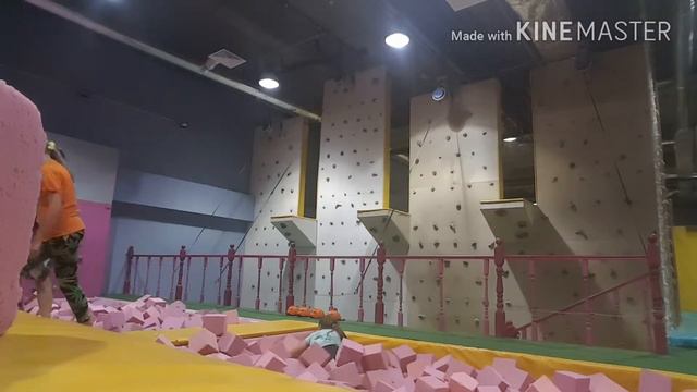 Поход в батутный центр.очень весело с подружками.супер фристайл смотреть онлайн