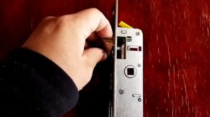 Как перевернуть язычëк, защëлку на замке для калитки.