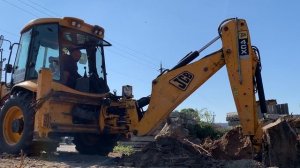 Как JCB 4 CX задним ковшом пень вырвал