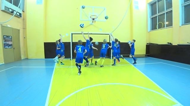 Игра - Баскетбол на 1 ноге  старшие КАКАЯ ЭНЕРГИЯ В ЦЕНТРЕ ЗАЛА И КТО ВЫИГРАЕТ В ЭТОТ РАЗ