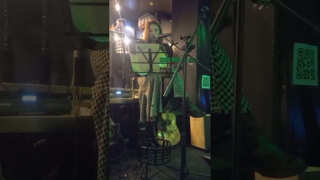 вишнёвое варенье (Щербаков), исп. Влада Клепцова / 16 ноя 23 / TRUEBAR / вечер авторской песни смотреть онлайн