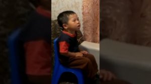 Ребенок борется со сном, смешно!