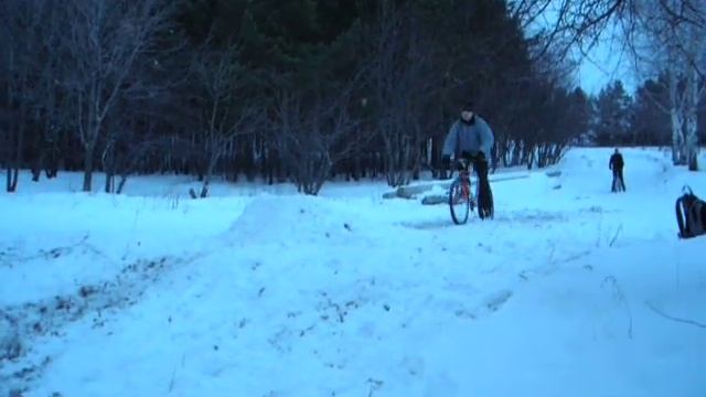 велосипед зимой, об дерево смотреть онлайн