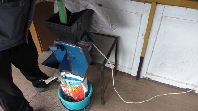 ИЗВЛЕЧЕНИЕ ПЕРГИ ИЗ СОТ С ПОМОЩЬЮ ЗЕРНОДРОБИЛКИ.