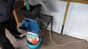 ИЗВЛЕЧЕНИЕ ПЕРГИ ИЗ СОТ С ПОМОЩЬЮ ЗЕРНОДРОБИЛКИ.