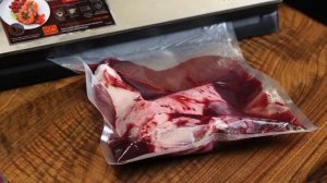 Утка окорочок су-вид (sous vide), в черносмородиновом маринаде, с гарниром из толченого картофеля.