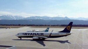 Ryanair Boeing 737 Klagenfurt Airport [16:9]