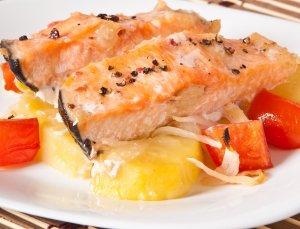 Вкуснейшая форель с картошкой под соусом запеченная в духовке.