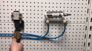 Пневмоцилиндр с распределителем ручного управления