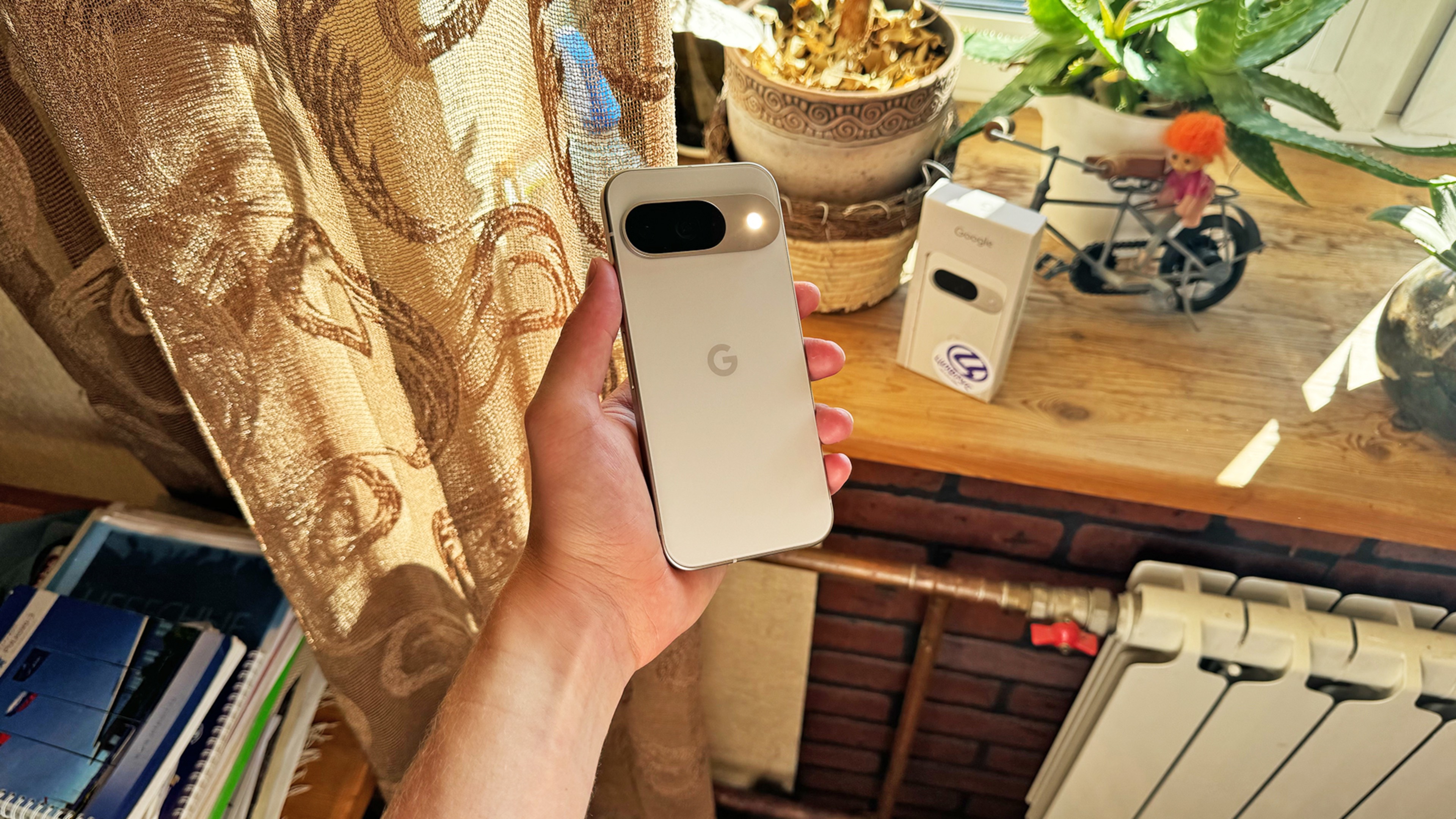 Распаковка Google Pixel 9 и тест Gemini AI на русском!