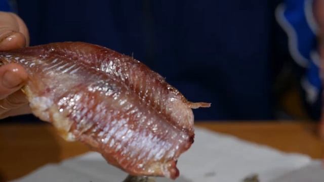 Чистим вяленую Плотву