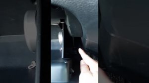 Nissan x trail t32 fuse location & glove box removal.