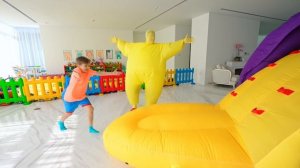 Diana and Roma Balloons Cube Challenge