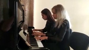 И. Штраус Анна - полька. Исполняют: Камучева Динара,  Фёдорова Анастасия.