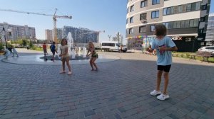 Алиска учит танцевать Веронику Ама Квинку!