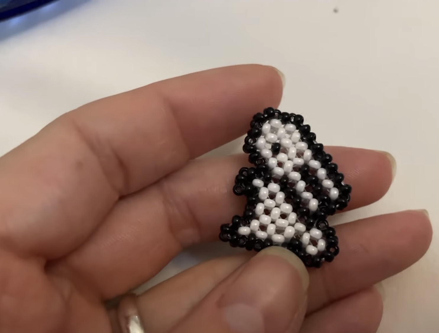 Зайчик ( кролик) смотрит вверх из бисера Фигурка в технике крестик смотреть онлайн