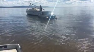 Спуск яхты в воду без крана и слипа. Launching the yacht into the water without a crane and slip