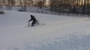 Мотособака с модулем по глубокому снегу .