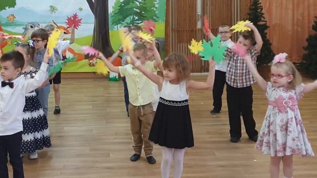 Вход с листиками | Осенний танец с листьями в старшей группе смотреть онлайн