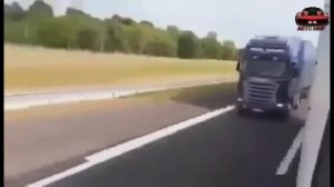КОГДА ЕДЕТЕ 150 КМ ЧАС,И ВАС ОБГОНЯЕТ ФУРА !#дальнобой #shorts #short