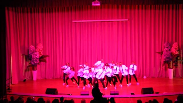 Танец родителей учеников 9-х классов, школа 135, город Снежинск, 2022 год. смотреть онлайн