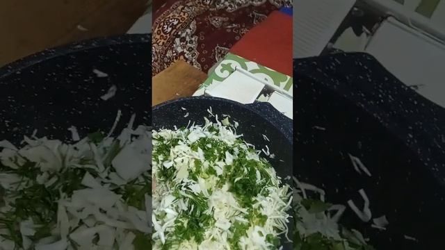 Салатнарезатькапустущепоткусоли2зубчикачесноканарезанныепомидорыпомятьдобавитьраст. масло3ст.ложки смотреть онлайн