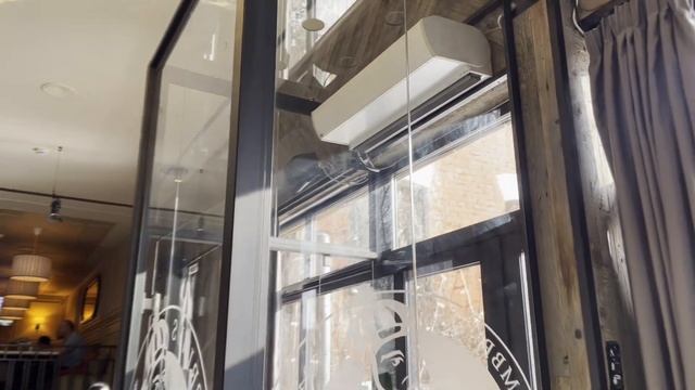Проектирование, изготовление и монтаж стеклянного тамбура с крышей  для ресторана из каленого стекл