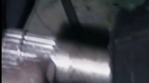 трещит при повороте руля