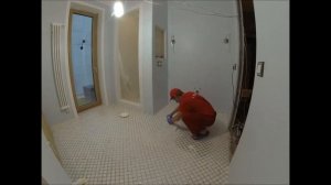 Эпоксидная затирка мраморной мозаики - разглаживание швов.