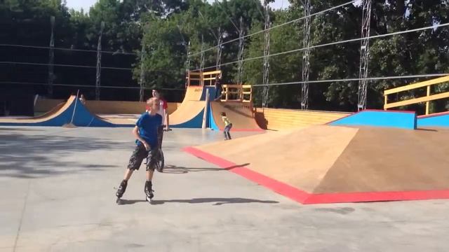 Макс испытывает горки в скейтпарке смотреть онлайн