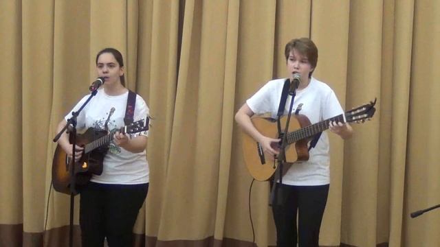 «Лунная песня» (Р. Чебыкин). Исполняют Ксения Шабаева, Юлия Кошкина.