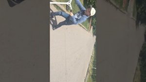 Скольжение на трюковом стритовом самокате