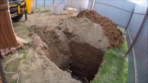 Трактор вместо крана ставит кольца