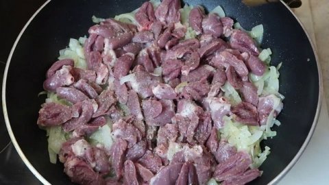 КАК ПРАВИЛЬНО ПРИГОТОВИТЬ КУРИНЫЕ СЕРДЕЧКИ С ЛУКОМ, ЧТОБЫ ВКУСНО, ПРОСТО И БЫСТРО