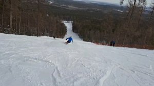Спуск на горных лыжах. Слалом! Свободный спуск.?