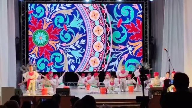 Коллектив "Веселинки" - русский народный танец "Весело ковры стирали"