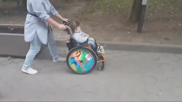 Дашулька катается на лошадке(пони)Парк Домодедово 'Ёлочки'