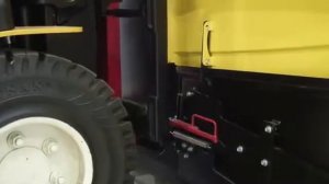 Замена тяговой АКБ на электропогрузчике HYSTER другим вилочным погрузчиком.