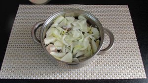 Как вкусно и быстро приготовить хек . Рыба с луком и черносливом. Рецепты Алины.