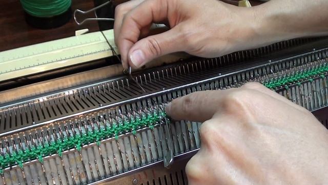 Заменить иглу не снимая полотно с вязальной машины. смотреть онлайн