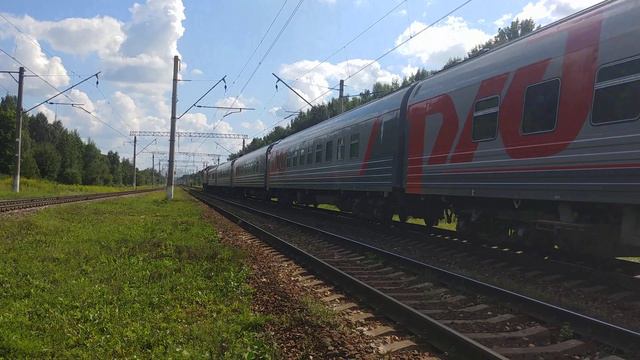 Электровоз ЭП2К-330 с фирменным поездом "Волгоград" смотреть онлайн