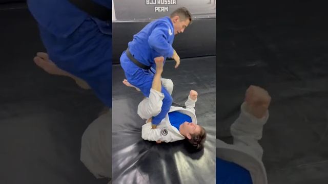 Комбинация атак из гарда, болевой на ногу, проход гарда и болевые на руку смотреть онлайн