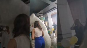 Неожиданный сюрприз на свадьбу от друзей.