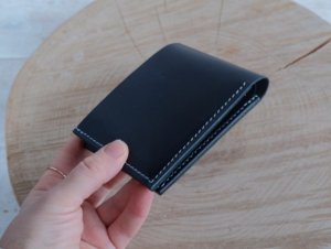 Мужской кошелек бифолд из натуральной кожи. Кошелек для купюр и карт ручной работы. Портмоне из кожи