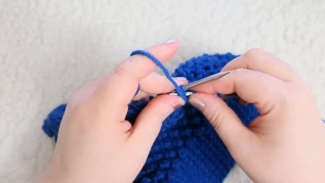 ЖЕНСКАЯ ШАПКА СПИЦАМИ. КАК СВЯЗАТЬ ШАПКУ СПИЦАМИ ЛЕГКО И БЫСТРО. Подробный мастер класс смотреть онлайн